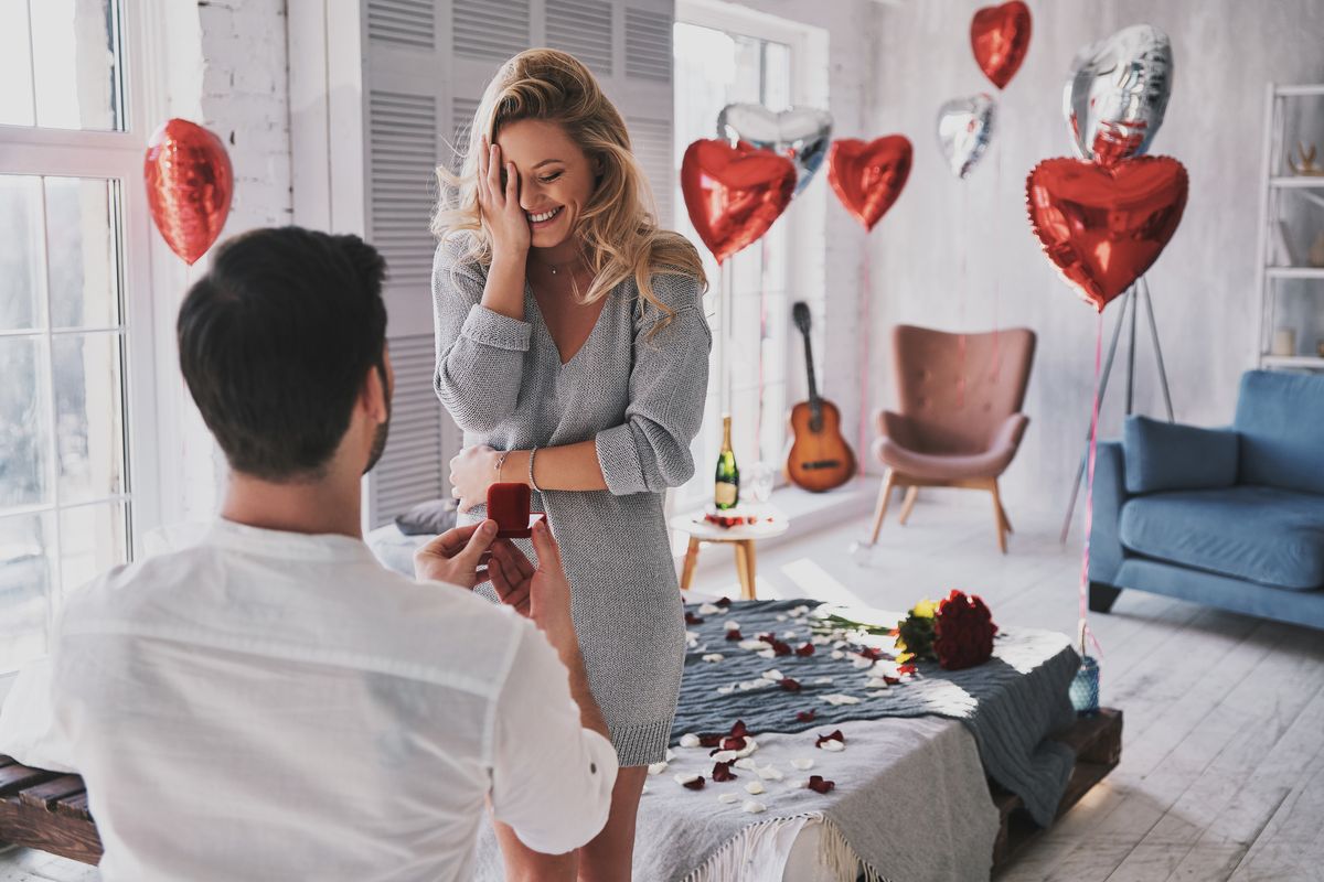 Ragazza riceve la proposta di matrimonio in camera addobbata con palloncini a forma di cuore