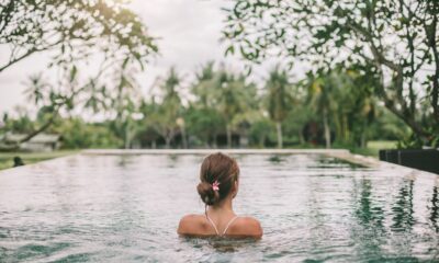 Ragazza in una piscina immersa nella natura