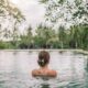 Ragazza in una piscina immersa nella natura