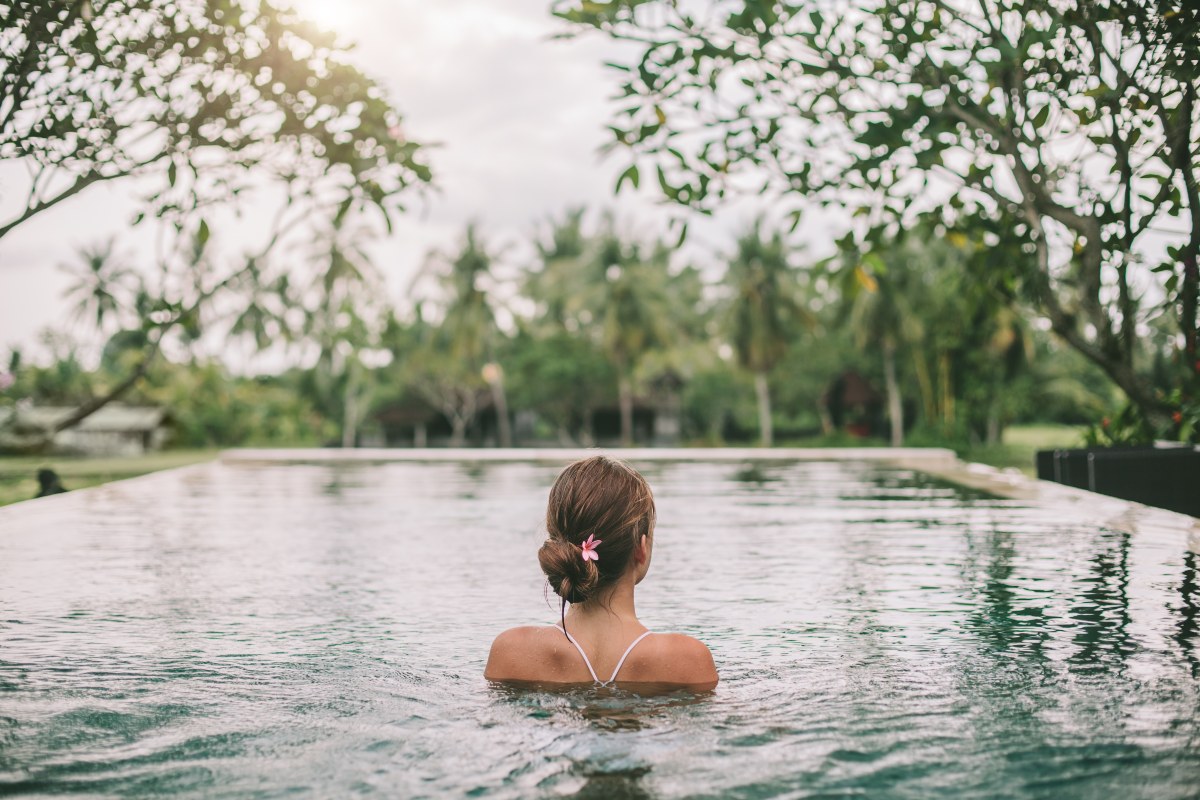 Ragazza in una piscina immersa nella natura