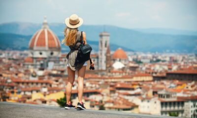 Ragazza in primo piano ammira il panorama di Firenze