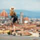 Ragazza in primo piano ammira il panorama di Firenze