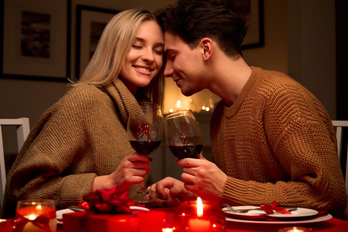 Cena di coppia al ristorante, durante la festa di San Valentino