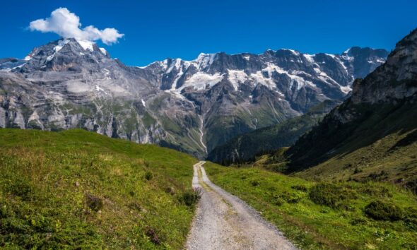 Sentiero di montagna con le cime delle Dolomiti sullo sfondo