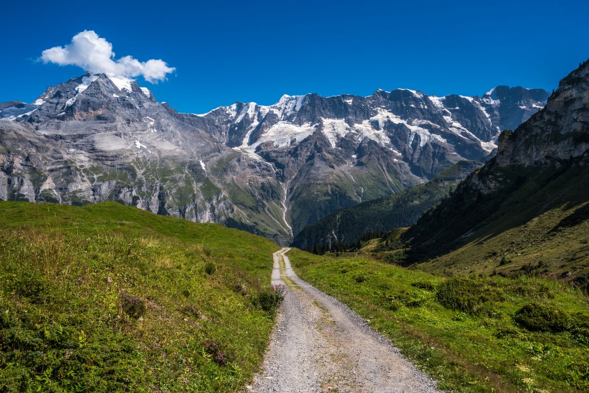 Sentiero di montagna con le cime delle Dolomiti sullo sfondo