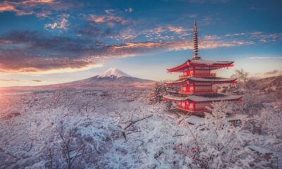 La Pagoda Rossa (nota anche come Pagoda di Chureito) e sullo sfondo il Monte Fuji.