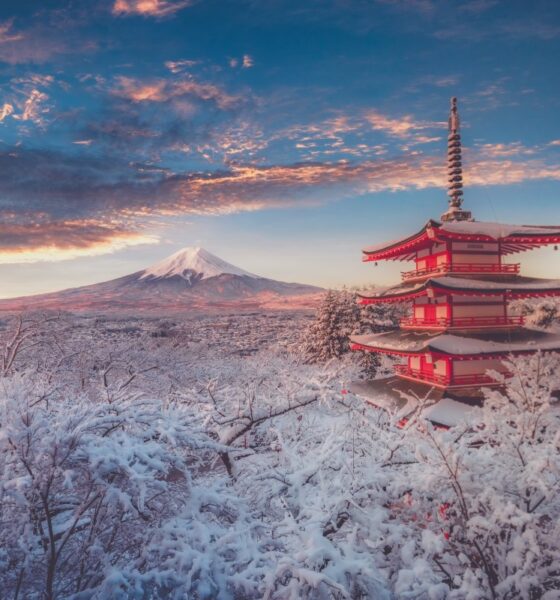 La Pagoda Rossa (nota anche come Pagoda di Chureito) e sullo sfondo il Monte Fuji.