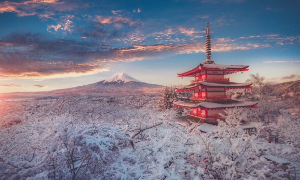 La Pagoda Rossa (nota anche come Pagoda di Chureito) e sullo sfondo il Monte Fuji.