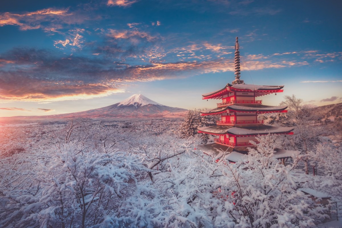 La Pagoda Rossa (nota anche come Pagoda di Chureito) e sullo sfondo il Monte Fuji.