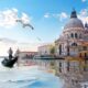 Gabbiani, gondole e antica cattedrale di Santa Maria della Salute a Venezia, Italia