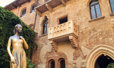 Verona, Casa di Giulietta con la statua a lei dedicata in primo piano e il famoso balcone.