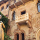 Verona, Casa di Giulietta con la statua a lei dedicata in primo piano e il famoso balcone.