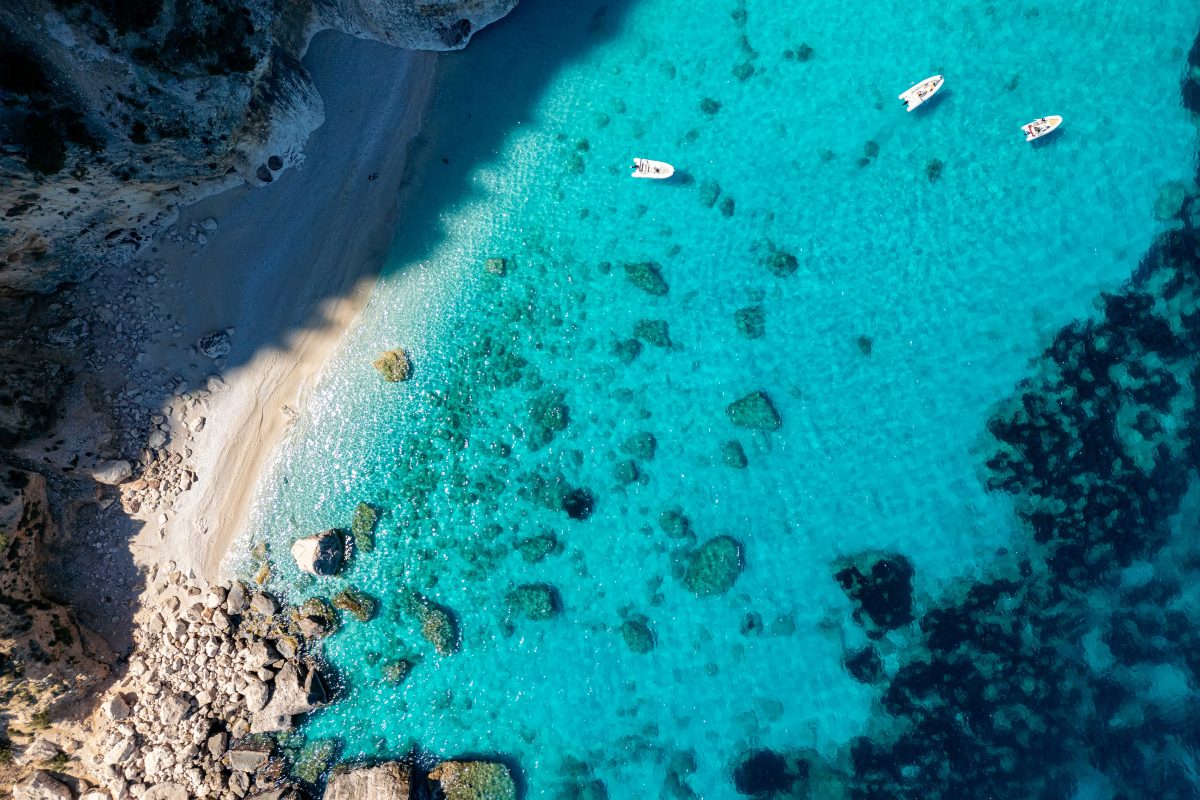 Vista dall'alto di Cala Goloritze in Sardegna.