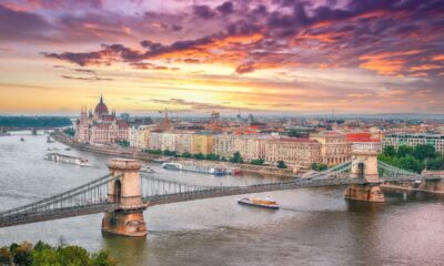 Panorama della città di Budapest al tramonto con il Ponte delle Catene in primo piano