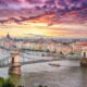 Panorama della città di Budapest al tramonto con il Ponte delle Catene in primo piano