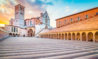 Vista in primo piano della scalinata che porta alla basilica di san Francesco ad Assisi al tramonto