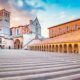 Una vista della scalinata che porta alla basilica di San Francesco ad Assisi verso il tramonto