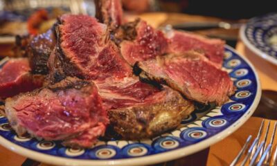 Le fette di carne di una bistecca alla fiorentina su un piatto decorato