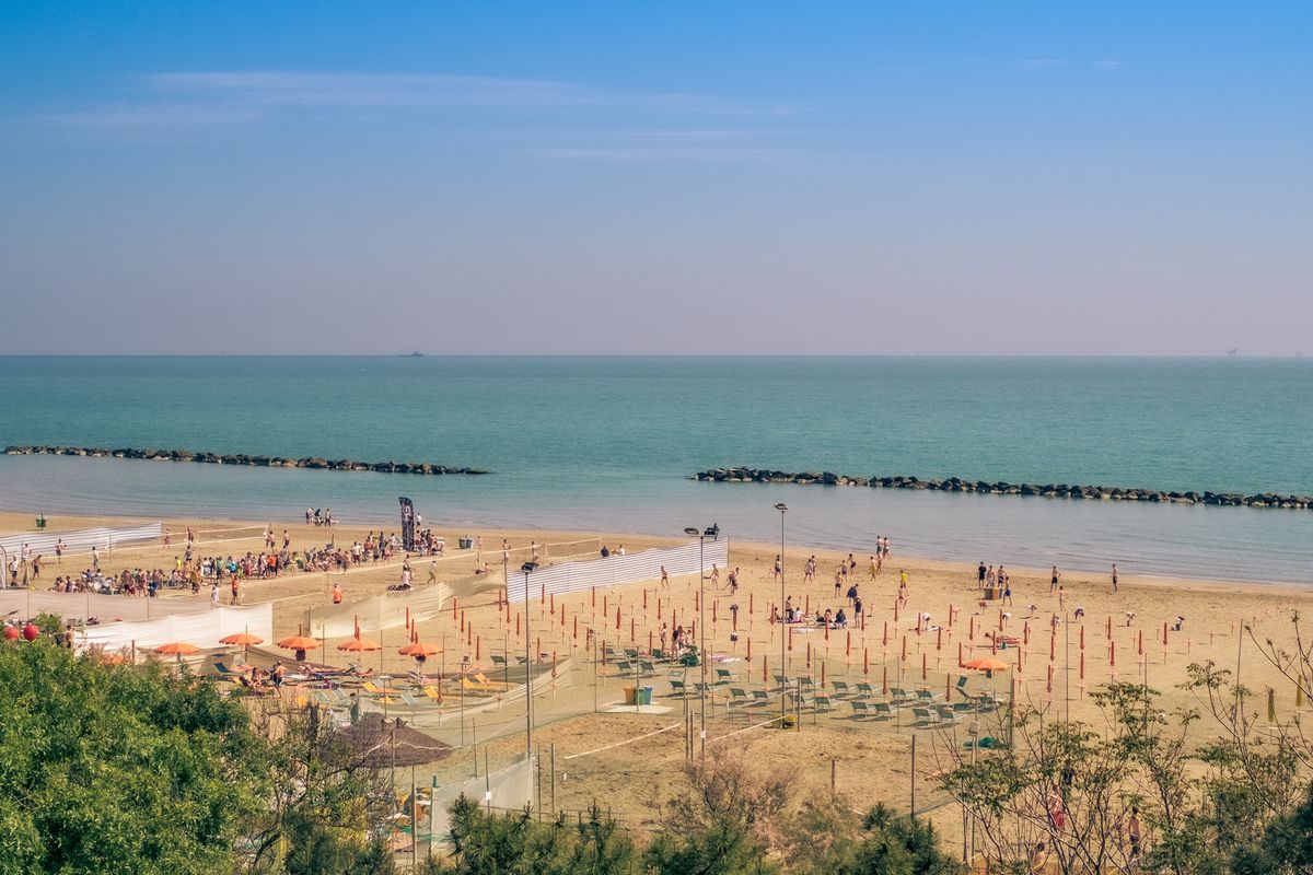 Vista panoramica della spiaggia del lido di Savio al tramonto