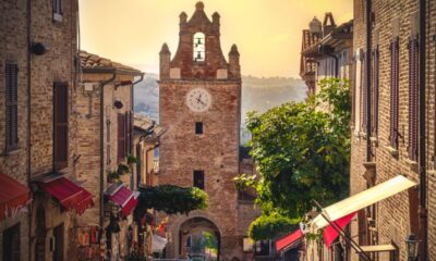 Scorcio del centro di Gradara, con la torre medievale dell'orologio al centro