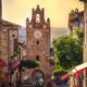 Scorcio del centro di Gradara, con la torre medievale dell'orologio al centro