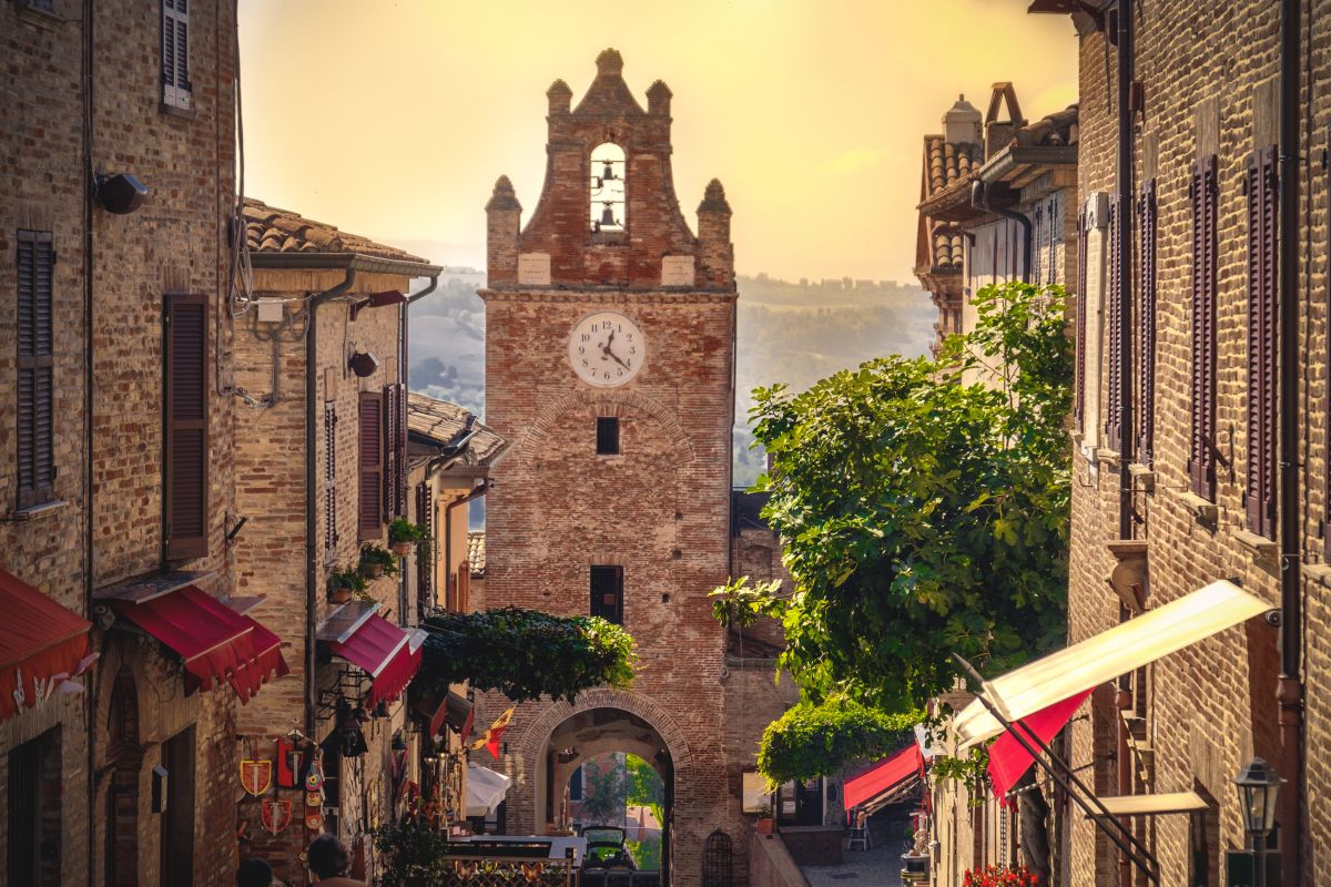 Scorcio del centro di Gradara, con la torre medievale dell'orologio al centro