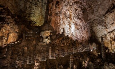 Veduta interna della Grotta Gigante illuminata con il percorso per i visitatori in primo piano