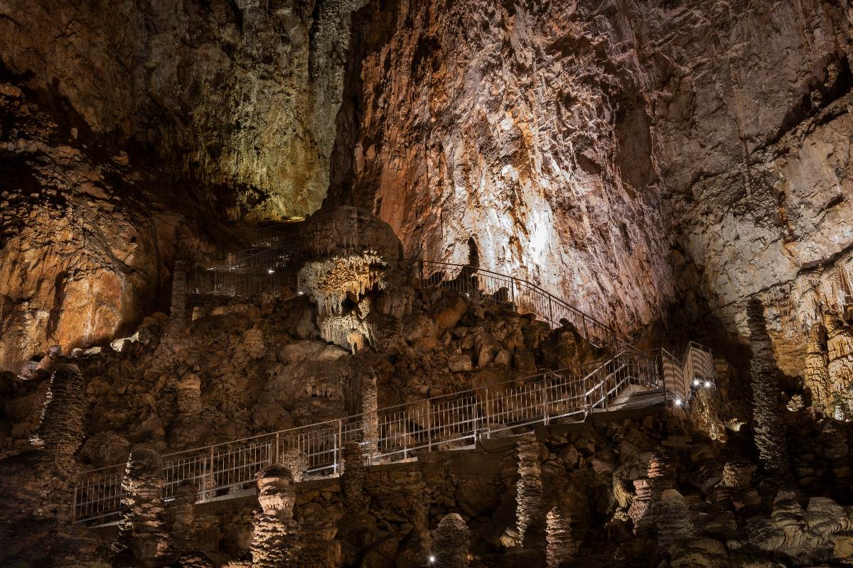 Veduta interna della Grotta Gigante illuminata con il percorso per i visitatori in primo piano