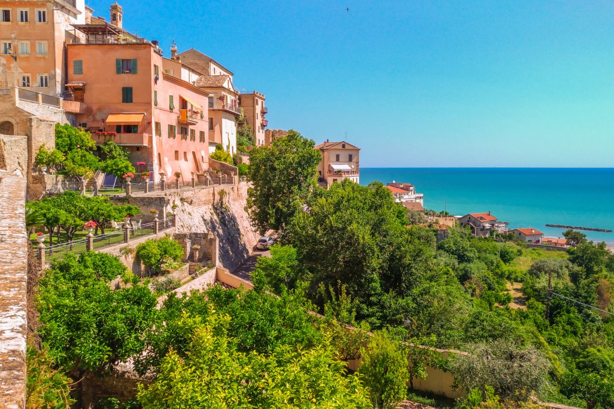 Uno scorcio del borgo di Grottammare in una giornata di sole