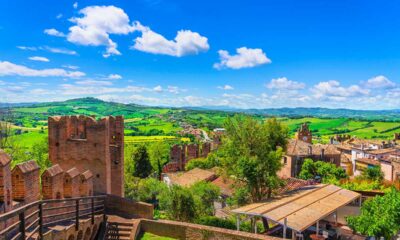 Vista panoramica dalla rocca di Gradara con una torre in primo piano sull'angolo