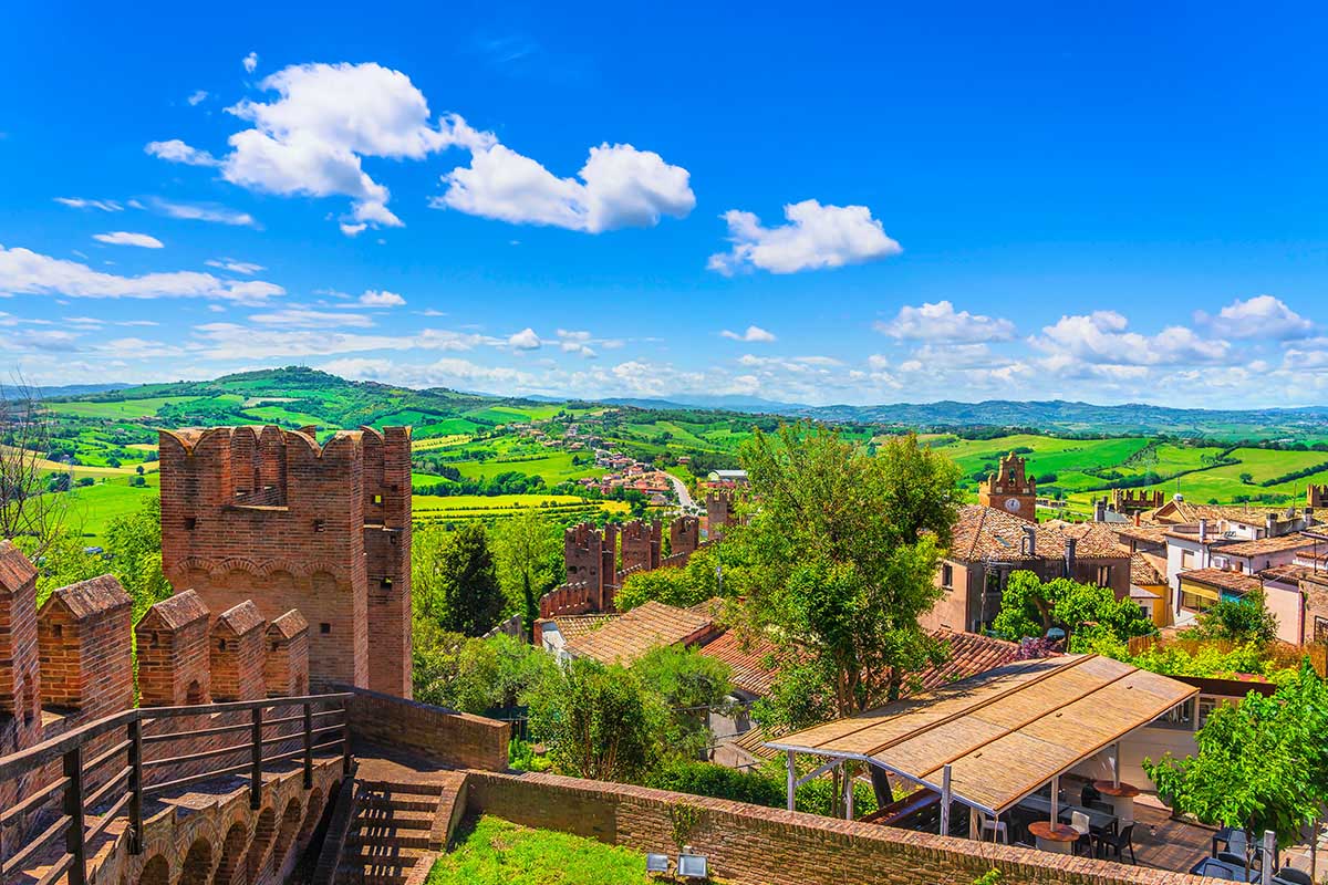 Vista panoramica dalla rocca di Gradara con una torre in primo piano sull'angolo