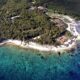 Vista dall'alto delle spiagge e dei boschi nella Riviera del Conero