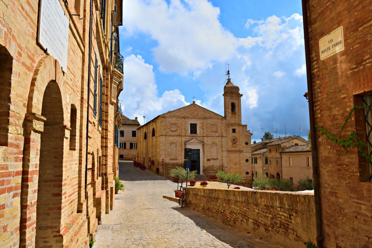 Scorcio di Recanati con la chiesa sullo sfondo