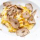 Piatto bianco con le tagliatelle a abbondanti scaglie di tartufo
