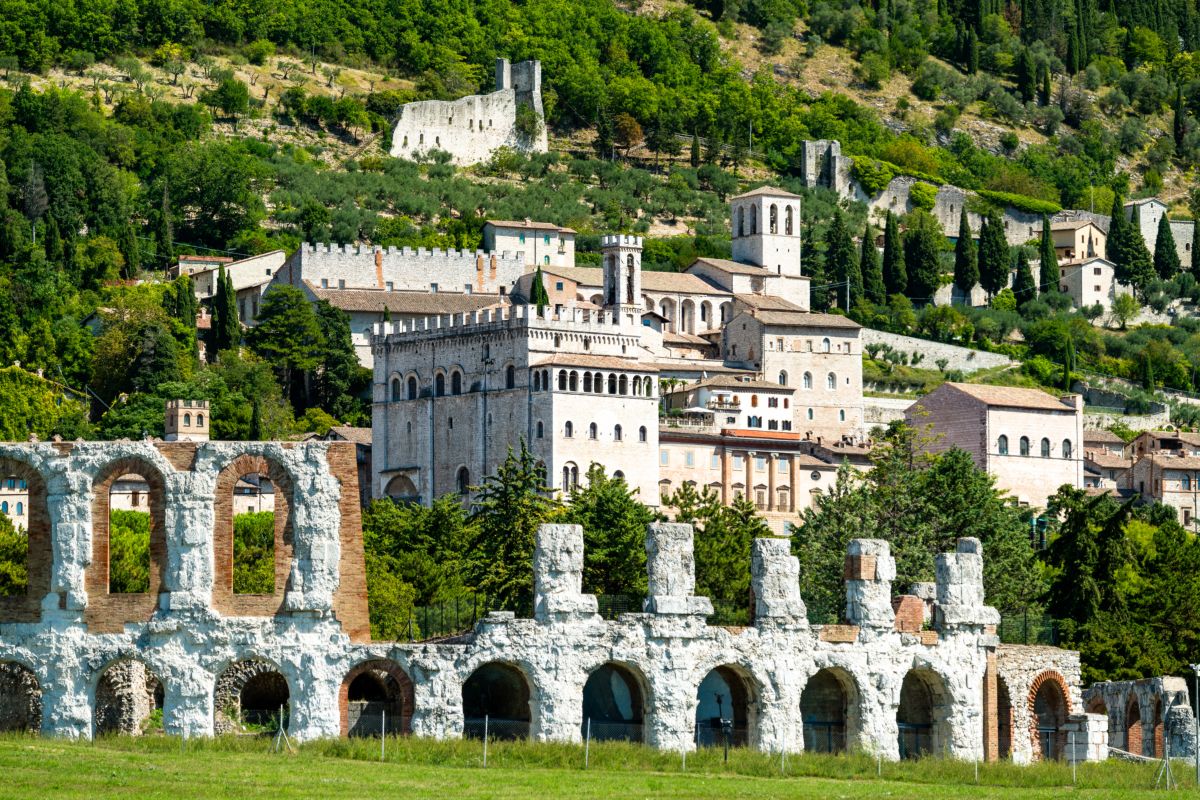 Panorama di Gubbio con in primo piano le rovine dell'anfiteatro romano