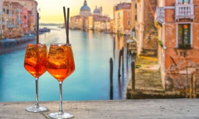 Due bicchieri di Spritz di fronte alla vista di un canale a Venezia