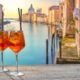 Due bicchieri di Spritz di fronte alla vista di un canale a Venezia