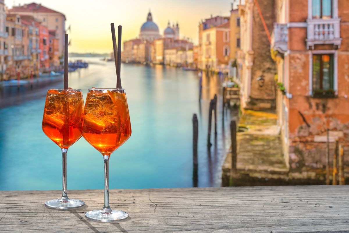 Due bicchieri di Spritz di fronte alla vista di un canale a Venezia