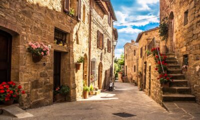 Scorcio del centro storico di un borgo toscano