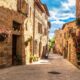 Scorcio del centro storico di un borgo toscano