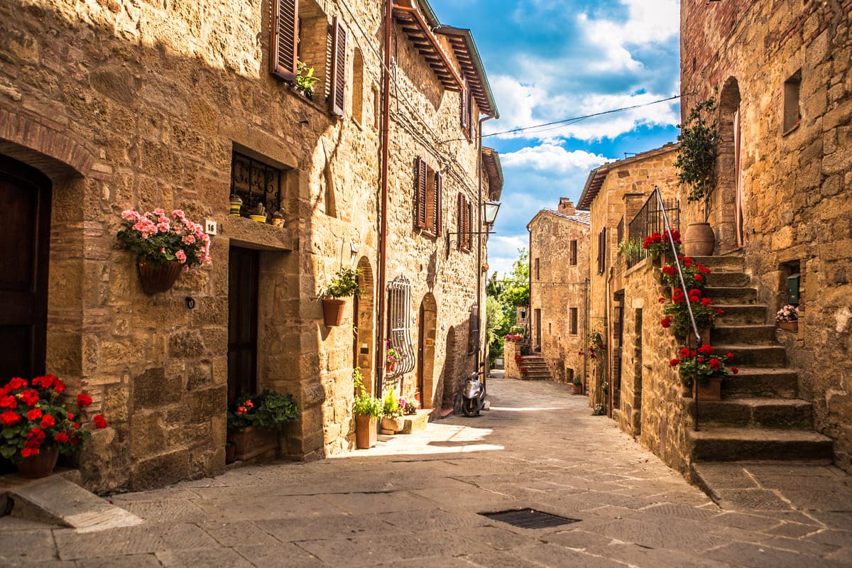 Scorcio del centro storico di un borgo toscano