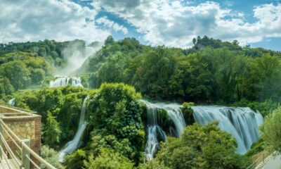 Panorama dall'alto delle cascate delle Marmore e dei boschi che la circondano