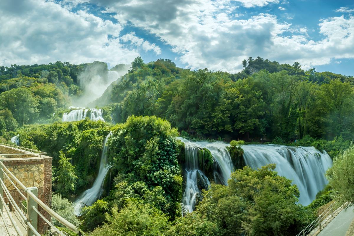 Panorama dall'alto delle cascate delle Marmore e dei boschi che la circondano