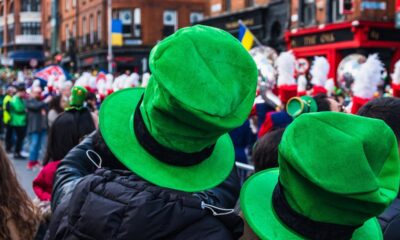 Foto di due persone con cappello verde