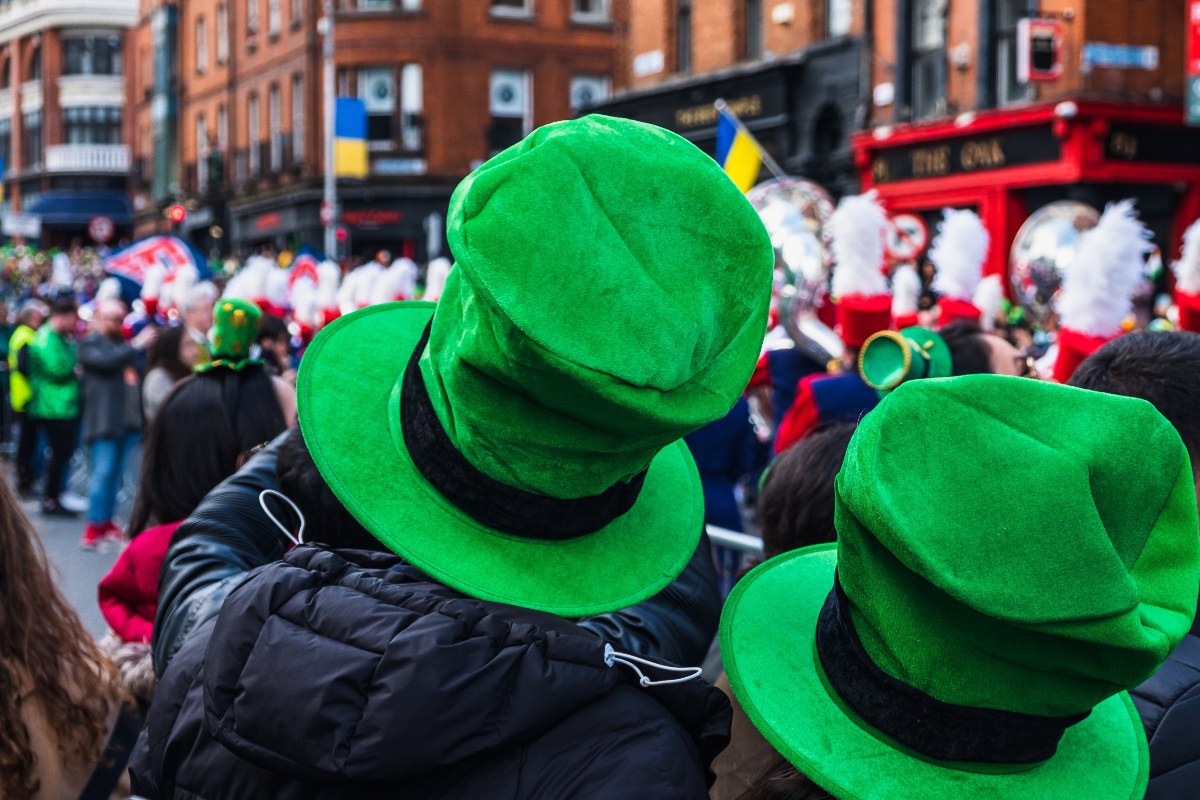 Foto di due persone con cappello verde