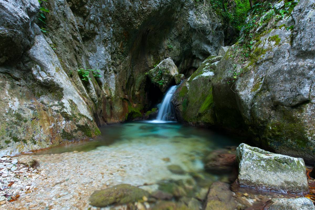 Vista panoramica di una cascata sul monte Cucco