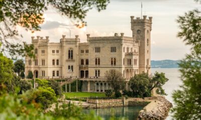 Veduta panoramica del castello di Miramare a Trieste