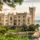 Veduta panoramica del castello di Miramare a Trieste