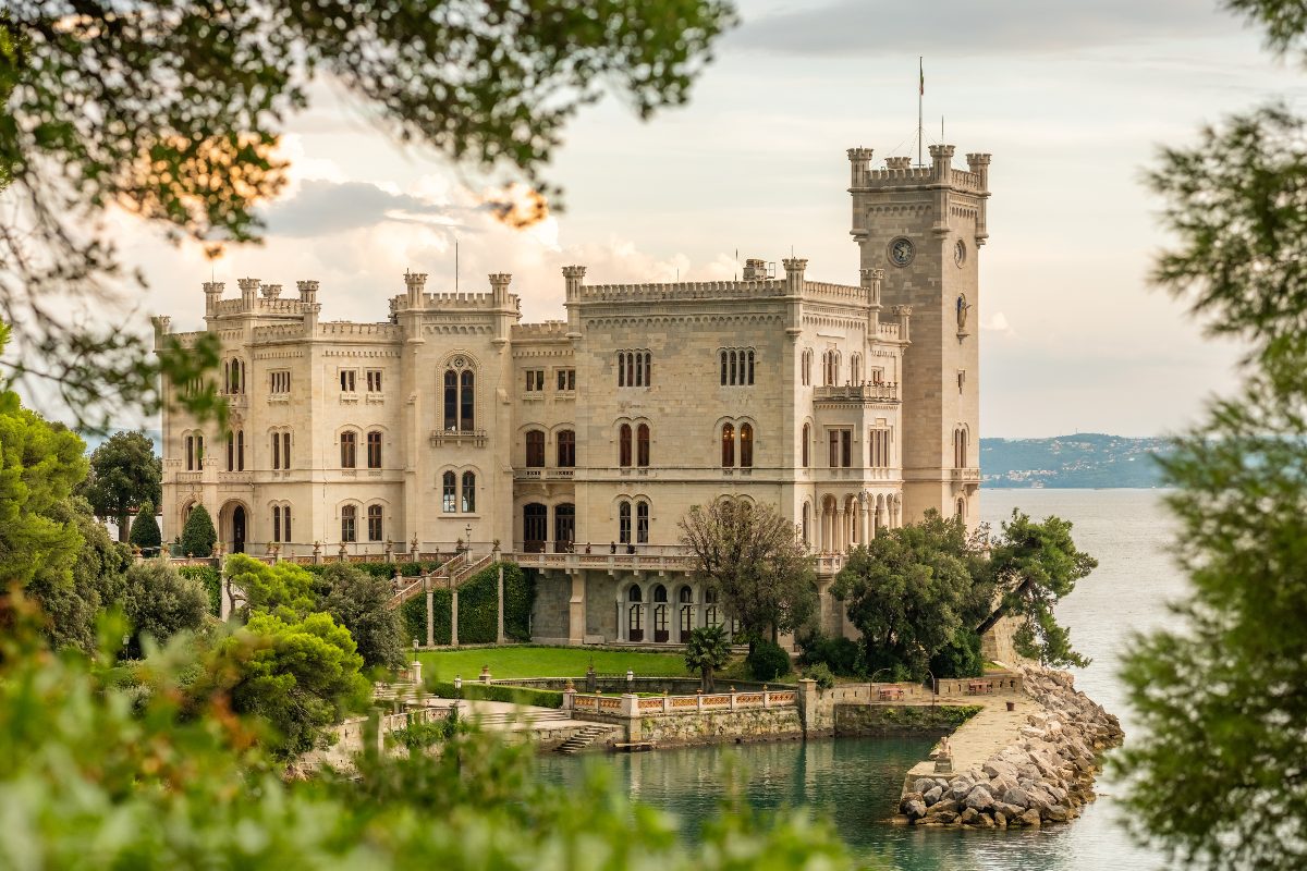 Veduta panoramica del castello di Miramare a Trieste