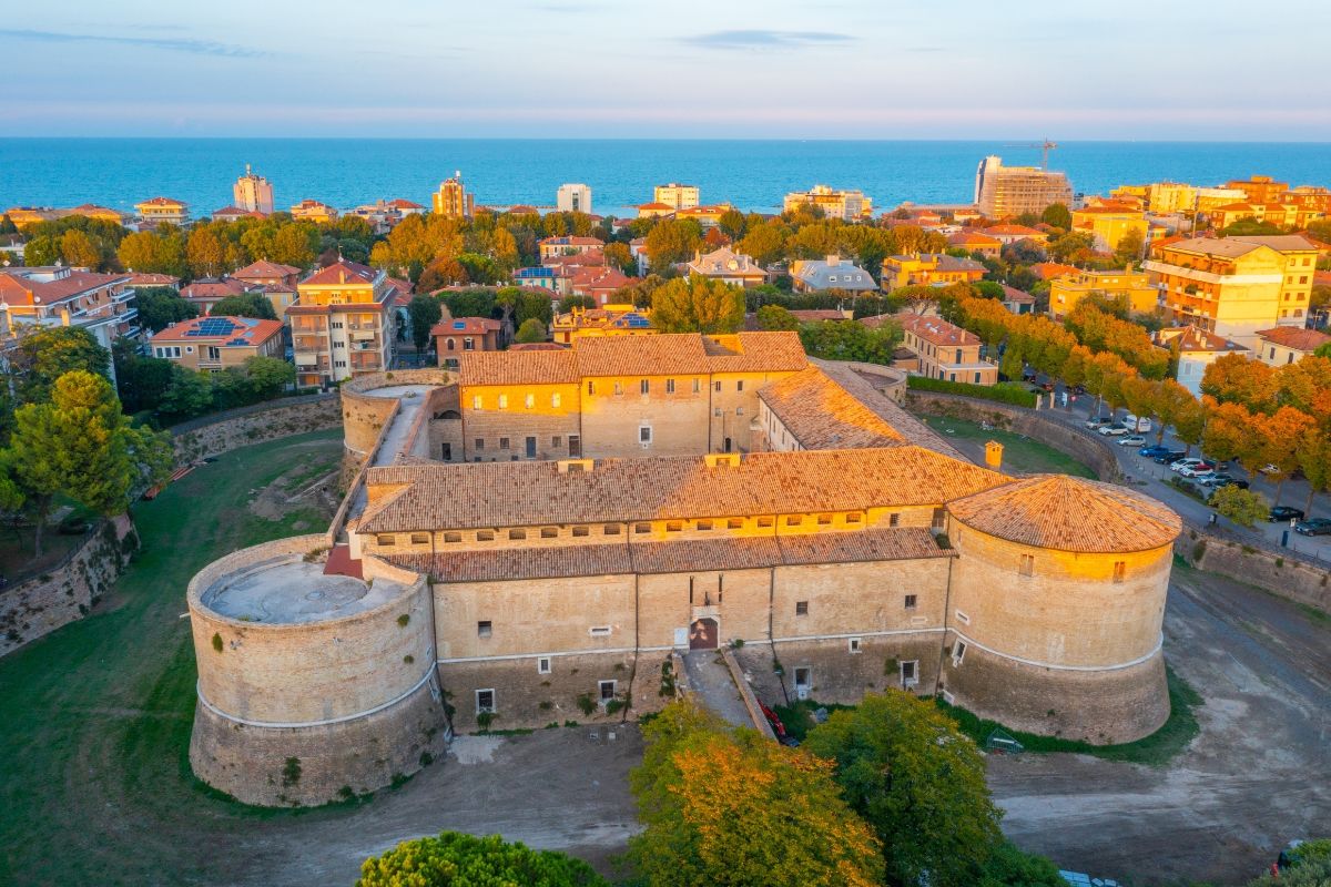 Primo piano sulle torri della Rocca Costanza a Pesaro